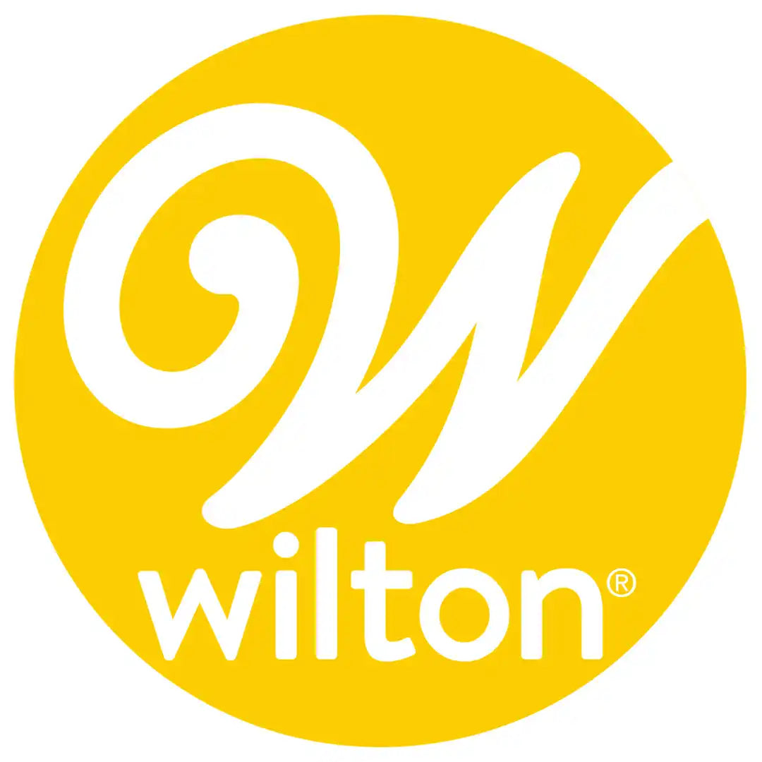 Logotipo circular amarillo de la marca Wilton con la letra ’W’ estilizada en blanco.